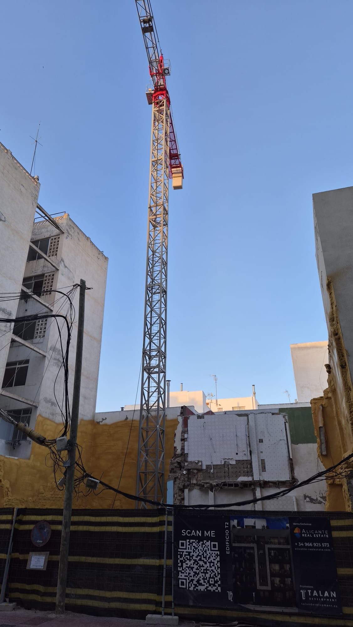 Tower Crane Installed for Edificio T2